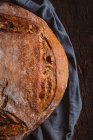 Rustikales Laib handwerkliches Brot auf dunklem Hintergrund — Stockfoto
