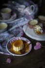 Natura morta di dessert saporito in piatto — Foto stock