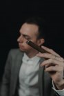 Красивий чоловік палить сигару — стокове фото
