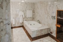 Interior do banheiro de luxo com telhas de mármore — Fotografia de Stock