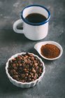 Xícara de café com grãos de café e café moído por caneca — Fotografia de Stock