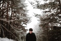 Tourist standing in snowy forest COMMUNIQUÉ — Photo de stock