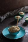 Tigela de cerâmica com trigo sarraceno no fundo de tigelas com outros cereais flocos de trigo . — Fotografia de Stock
