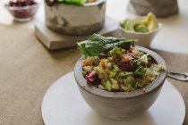 Салат з кіоки і червоної квасолі в мисці готовий до їжі — стокове фото