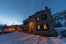 Екстер'єр сільської будівлі в горах в сутінках — стокове фото