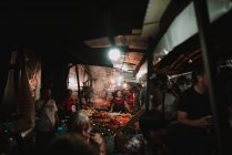 LAOS, LUANG PRABANG: Multitud de personas de pie en la tienda de alimentos en el mercado . - foto de stock