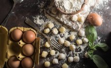 Direkt über dem Tisch mit rohen Gnocchi und Zutaten — Stockfoto