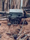 Handwerkermaschine auf einem Haufen Holzschnitt — Stockfoto