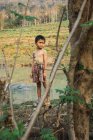 LAOS- FEBRERO 18, 2018: Pensativo chico local en la naturaleza - foto de stock