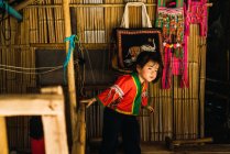 Chiang rai, thailand-februar 12, 2018: süße kinder, die sich zuhause vergnügen — Stockfoto