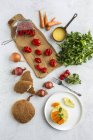 Tisch und Schneidebrett mit Zutaten für Couscous — Stockfoto