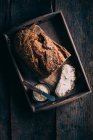 Pan rústico con mantequilla en bandeja de madera rural - foto de stock