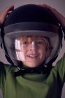Retrato del niño sonriente en casco de moto - foto de stock