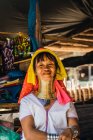 CHIANG RAI, THAILAND- 12 FEBBRAIO 2018: Donna asiatica con anelli sul collo — Foto stock