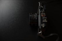 Visão de alto ângulo da câmera vintage no fundo preto — Fotografia de Stock