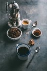 Натюрморт из различных кофе и ингредиентов на столе — стоковое фото