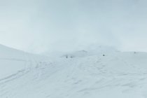 Сніговий пейзаж туманної гори і неба — стокове фото