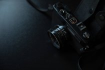 Vista ad alto angolo della fotocamera analogica su sfondo nero — Foto stock