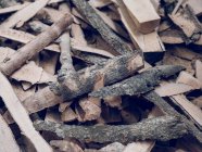 Colpo di telaio pieno di pila di assottigliamenti di legno — Foto stock