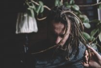 Mann schüttelt Haare mit Dreadlocks — Stockfoto