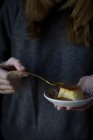 Mittelteil der Frau isst Dessert — Stockfoto