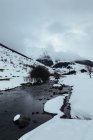 Schneelandschaft des Flusses im Winter Natur — Stockfoto