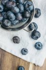Directly above strainer with ripe blueberries on towel — Stock Photo