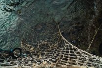 Olhando para baixo vista da rede de pesca em ondas oceânicas — Fotografia de Stock