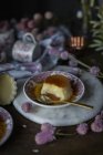 Ainda vida de sobremesa saborosa em chapa — Fotografia de Stock