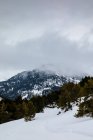 Aussichtsreiche Aussicht auf den schneebedeckten Berg über nebligem Himmel — Stockfoto