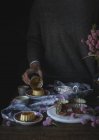Erntefrau serviert Dessert auf Teller — Stockfoto