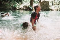 LAOS, LUANG PRABANG: Los niños se divierten en el río - foto de stock