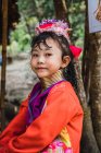 ЧАНГ-РАЙ, Таиланд - 12 февраля 2018 года: Этническая женщина с кольцами на шее — стоковое фото