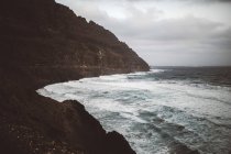 Seascape of wavy stormy ocean shore in cloudy day. — Stock Photo
