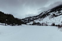 Vista panorámica de la zona montañosa nevada - foto de stock