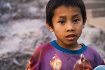 Лаос-18 лютого 2018: Хлопчик дивлячись на камеру — стокове фото