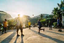 PHI PHI ISLAND, TAILANDa- ENERO 30, 2018: Niños jugando pelota en la calle soleada - foto de stock