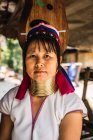 CHIANG RAI, THAILAND- 12 FEBBRAIO 2018: Donna asiatica con anelli sul collo guardando la macchina fotografica — Foto stock