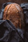 Rustikales Laib handwerkliches Brot in Leinwand gewickelt — Stockfoto