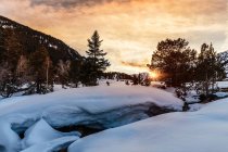 Ідилічний вид на мальовничий захід сонця хмарний пейзаж над гірською долиною — стокове фото