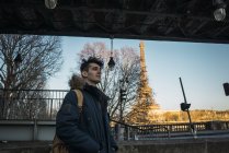 Joven turista caminando sobre el fondo de la torre Eiffel - foto de stock