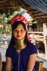 Chiang rai, thailand - 12. Februar 2018: fröhliche Frau mit Ringen am Hals blickt in die Kamera — Stockfoto