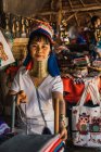 CHIANG RAI, THAILAND- FEVEREIRO 12, 2018: Mulher asiática com anéis no pescoço no mercado — Fotografia de Stock