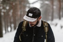 Turista em pé na floresta nevada LIBERTAÇÃO — Fotografia de Stock
