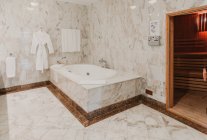 Vista para o interior do banheiro de mármore de luxo — Fotografia de Stock