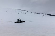 Боковой вид снегоуборочной машины на зимнем поле — стоковое фото