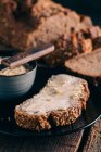 Fatia de pão rústico com manteiga no prato — Fotografia de Stock
