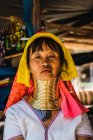CHIANG RAI, TAILANDIA - 12 DE FEBRERO DE 2018: Retrato de mujer con anillos dorados en el cuello mirando a la cámara . - foto de stock