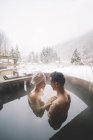 Coppia romantica seduta nella vasca immersione nella natura invernale — Foto stock