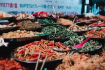 Асортимент традиційних азіатських їжі на позабіржовому ринку. — стокове фото